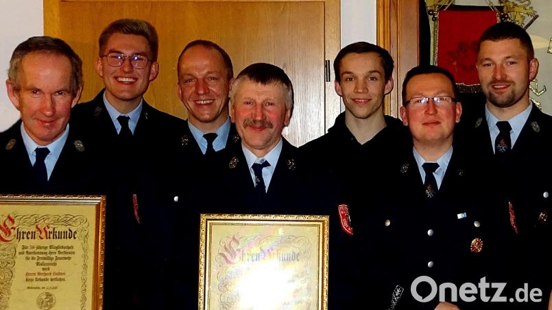 Die Feuerwehr Mallersricht ehrt langjährige Mitglieder. Bild: R. Kreuzer