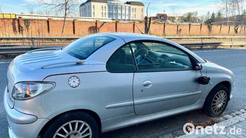 In Höhe des früheren Helbig-Baus steht dieser Peugeot 206 cc seit vielen Monaten unbenutzt. Wie mit solchen scheinbar vergessenen Fahrzeugen zu verfahren ist, entscheiden Polizei und Zulassungsstelle. Bild: Gabi Schönberger
