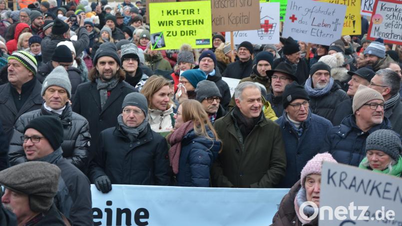 Mittendrin in der Demonstration waren am Sonntag auch Landrat Roland Grillmeier (Dritter von rechts hinter dem Transparent) sowie weitere Kommunalpolitiker. Bild: jr
