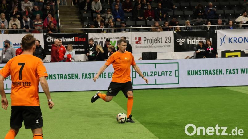 Oliver Fink (am Ball) hat immer noch den Überblick auf dem Spielfeld. Am Samstag war er beim Traditionsturnier der Bananenflanker-Legenden in der Donau-Arena dabei. Bild: BFV/Niklas Korzendorfer