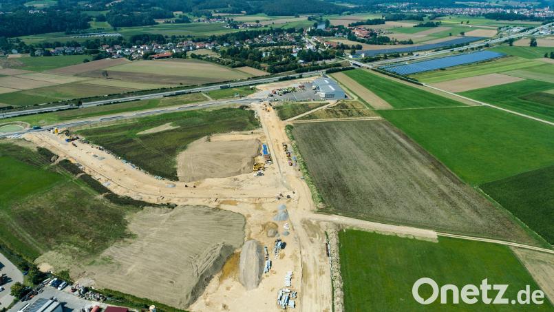 Das neue Industrie- und Gewerbegebiet Baderfeld in Nabburg – hier ein Foto während der Erschließungsarbeiten – bietet Platz für rund 30 Firmen. Archivbild: Robert Eger/Stadt Nabburg/exb