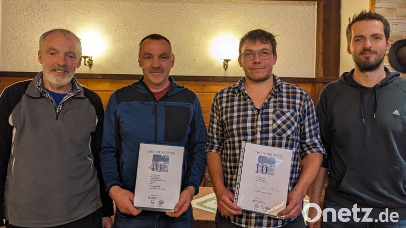 Seniorchef Norbert Horn (links) und Juniorchef Matthias Horn (rechts) dankten Gerhard Horn (Zweiter von links) und Hannes Philbert (Zweiter von rechts) für ihre langjährige Mitarbeit. Bild: Christine Horn/exb