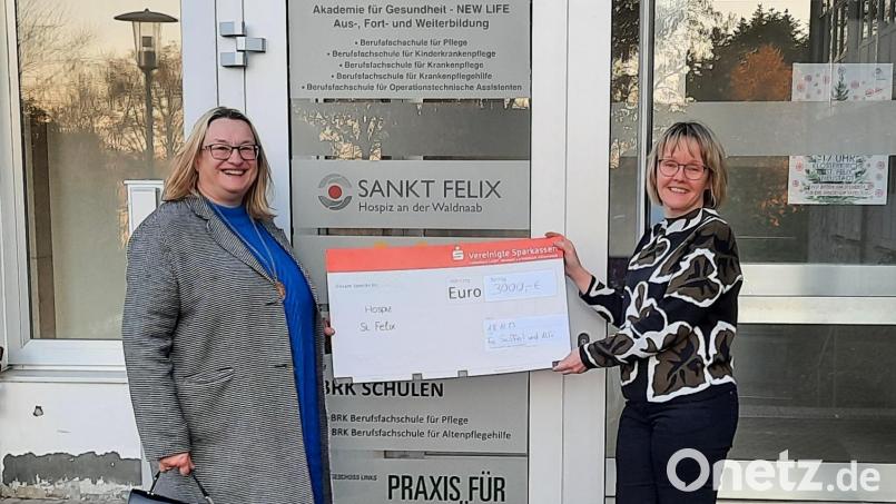 Elisabeth Seiffert übergibt an Susanne Wagner eine Spende für das Neustädter Hospiz. Bild: Carmen Marterer/exb