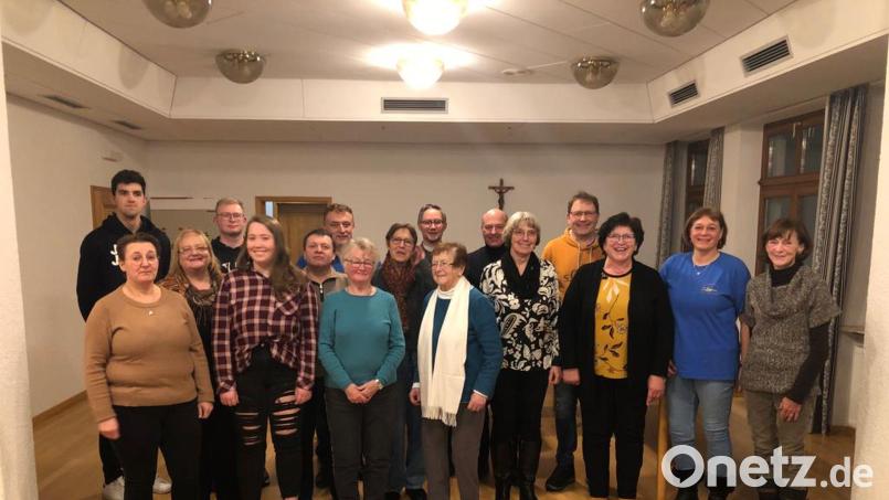 Essen, Dankesworte sowie Geschenke gab es für das Engagement der Helfer der Pfarrei Waidhaus. Bild: Siegfried Zeug/exb