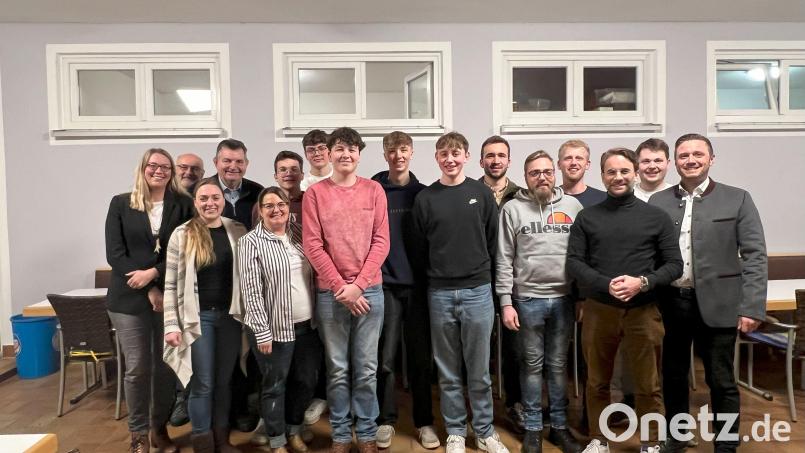 Die Junge Union in Schirmitz hat ein neues Führungsteam. An der Spitze steht nun der 18-jährige Leopold Ascherl (Neunter von rechts), Stellvertreter ist Fabian Ziegler (Siebter von rechts), Kassier Louis Faltenbacher (Sechster von links) und Schriftführer Paul Koller (Siebter von links). Bild: Junge Union Schirmitz/exb