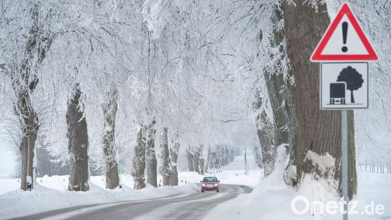 Winterliche Straßenverhältnisse erfordern besondere Vorsicht bei Autofahrern. Am Montag verunfallte eine Autofahrerin auf der B 22 wegen einer Schneeverwehung. Symbolbild: Stefan Sauer/dpa