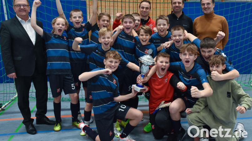 Die D-Junioren des FSV Gärbershof 1 feiern den Sieg bei der Stadtmeisterschaft im Hallenfußball. Bild: Stephan Huber
