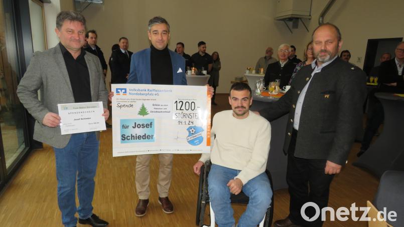 Insgesamt 1700 Euro überreichten Johann Confal, Tobias Schiener und Hubert Meiler(von links) an Josef Schieder. Bild: adj
