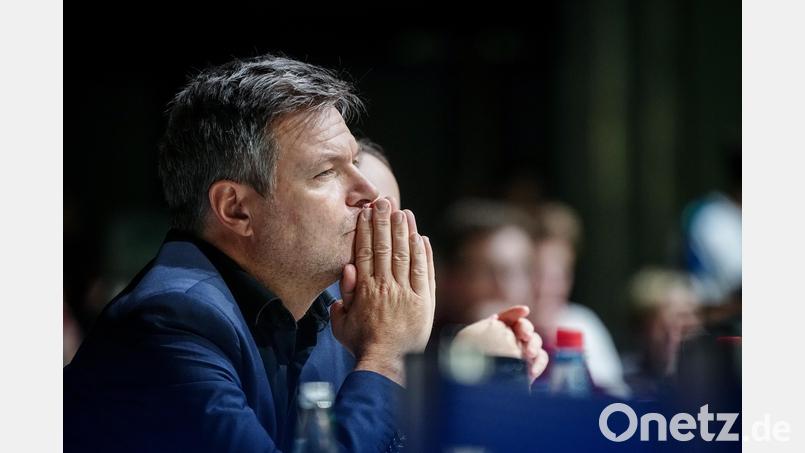 Robert Habeck (Bündnis 90/Die Grünen), Bundesminister für Wirtschaft und Klimaschutz, beobachtet die Rede der Außenministerin beim Bundesparteitag von Bündnis 90/Die Grünen. Archivbild: Kay Nietfeld/dpa
