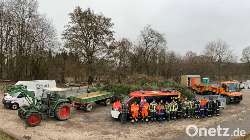 Mitglieder der Feuerwehr Schwarzenfeld sammeln in Schwarzenfeld und den Ortsteilen zahlreiche ausrangierte Christbäume ein. Bild: Feuerwehr Schwarzenfeld/exb