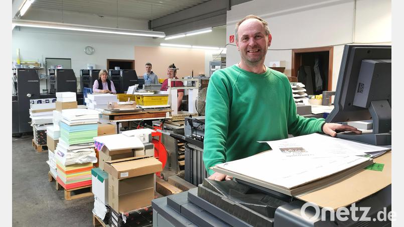 Martin Schnupfhagn, Inhaber der Druckerei Forstner in Oberviechtach, bedient die Digitaldruckmaschine. Bild: Portner