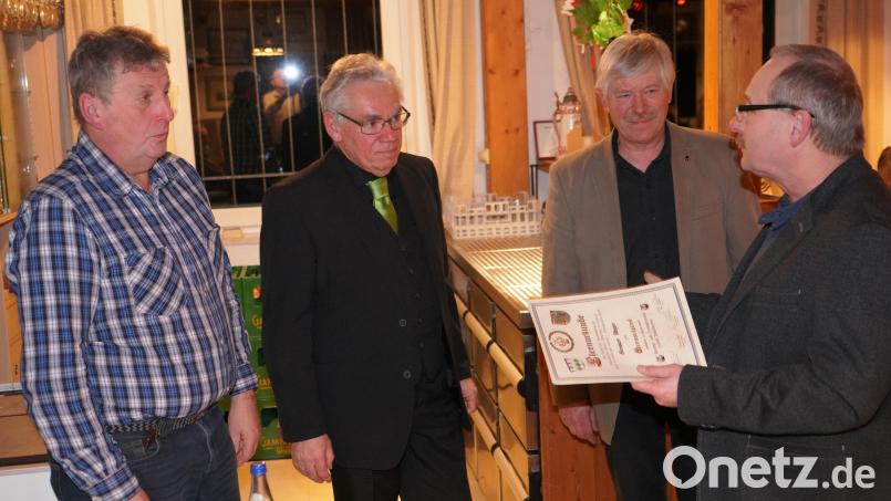 Die beiden neuen Ehrenmitglieder des Gesang- und Orchestervereins 1899 Waldthurn Max Müllner (von links) und Bernhard Unger, Schriftführer Georg Kleber und Karl Herrmann. Müllner erhält zusätzlich eine besondere Ehrung für 50 Jahre aktives Singen im Chor. Bild: fvo