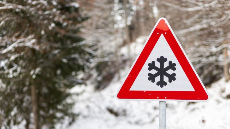 Der Deutsche Wetterdienst warnt vor Eisregen im Süden Deutschlands. Das Staatliche Schulamt hat deswegen den Präsenzunterricht für Mittwoch abgesagt. Symbolbild: Philipp von Ditfurth/dpa/Symbolbild