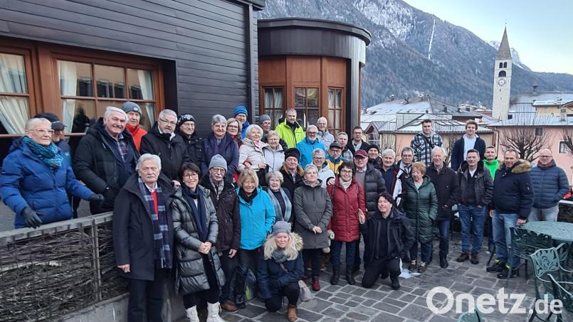 Die Reiseteilnehmer vor dem Hotel, hinten im Bild die Pfarrkirche „Maria Himmelfahrt“, welche sinnbildlich sich gut zu dem „dem Himmel nahe sein“ einpasste. Die beiden Organisatoren bzw. Reisebegleiter Adolf und Christian Mückl vorne Mitte. Bild: Adolf Mückl/exb