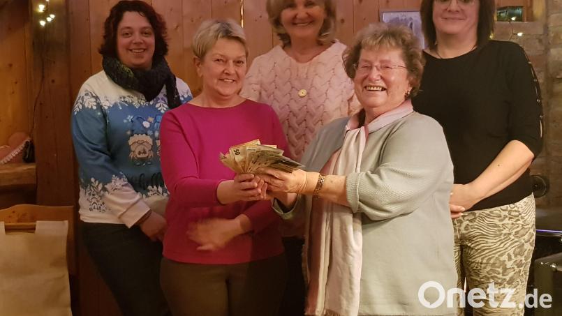 Die Sprecherin der Strickgemeinschaft Monika Hartinger (links) überreichte stellvertretend 620 Euro für die Kinderkrebshilfe an Vorstandsmitglied Helene Rolle (rechts). Bild: gi