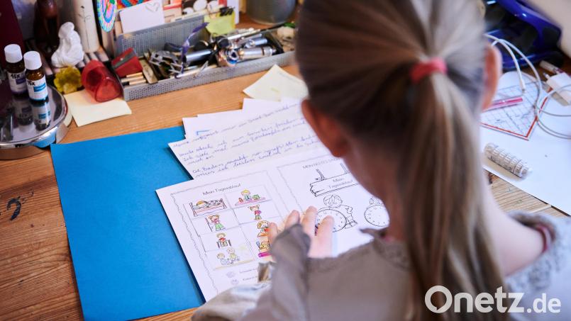 Eine Schülerin der 3. Klasse arbeitet im Fach Deutsch Zuhause am Schreibtisch. Symbolbild: Annette Riedl/dpa