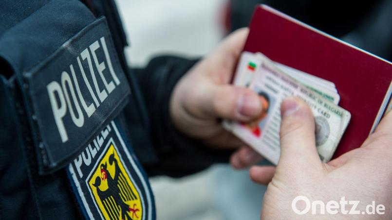 Immer wieder gehen der Bundespolizei bei Kontrollen in Waidhaus per Haftbefehl Gesuchte ins Netz. Symbolbild: Marc Müller/dpa