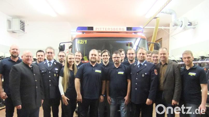 Einen neuen Vorstand wählte die Pittersberger Feuerwehr für die nächsten drei Jahre, Zweiter Bürgermeister Johann Vornlocher (Zweiter von links) und Erster Bürgermeister Erich Meidinger (Zweiter von rechts) gratulieren. Den Verein führen künftig Erster Vorsitzender Maximilian Koller und sein Stellvertreter Christian Schmid (beide in der Mitte). Kommandanten sind weiterhin Matthias Wirth und Thomas Fasold. Bild: gm