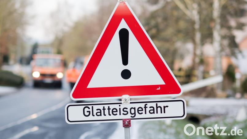 Die Straßen waren von Montag auf Dienstag durch Blitzeis erneut spiegelglatt. Bild: Julian Stratenschulte