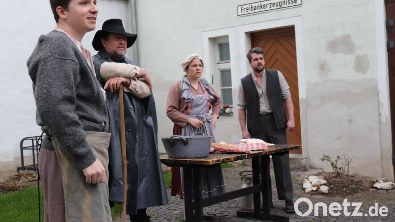 Impression einer Szene der fünften Staffel der Historischen Stadtführung am ehemaligen Original-Standort der Freibank mit Alexander Bauer, Lisa Schedl, Reiner Summer und Andreas Schirmer (von rechts). Die Führungen waren heuer ausgebucht. Die gleichen Szenen werden 2024 noch einmal gezeigt. Bild: Stadt Tirschenreuth/exb