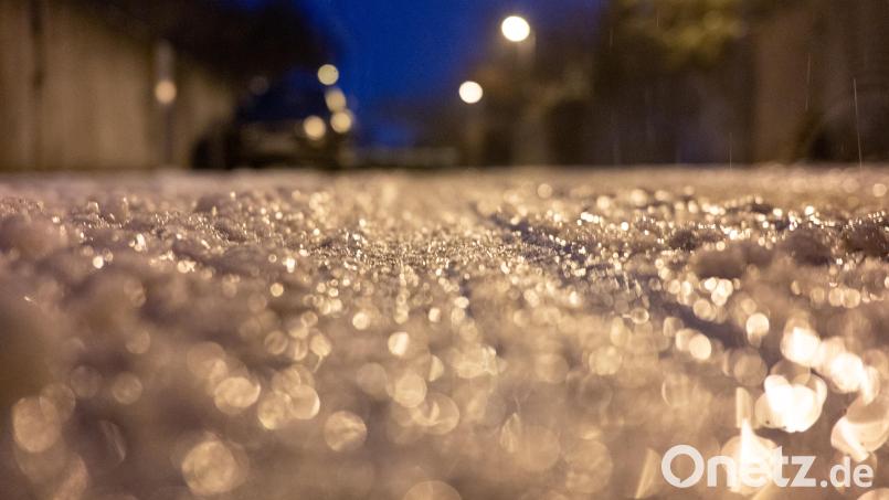 Durch gefrierenden Regen können die Straßen am Mittwoch teilweise spiegelglatt werden - auch im Raum Amberg-Sulzbach. Symbolbild: Armin Weigel/dpa