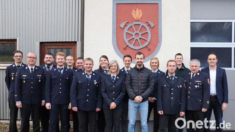 Die Führungsmannschaft der Feuerwehr Weißenberg nach den Neuwahlen mit Bürgermeister Hans-Jürgen Strehl und den Verantwortlichen der Landkreisfeuerwehr. Bild: gru
