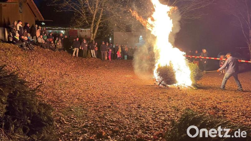 Ausgediente Christbäume gehen auf dem Sportgelände Hellberg in Flammen auf. Bild: Marco Schwab/exb