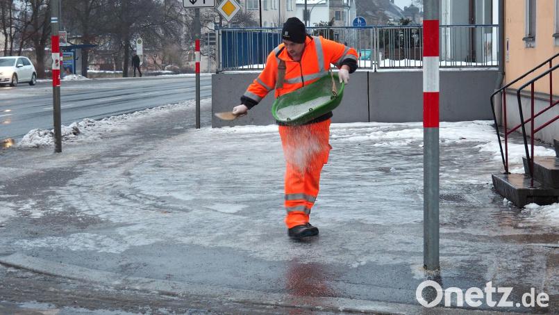 Wenn es Blitzeis gibt, helfen viele Hände zusammen: Der Winterdienst (so wie hier auf einem Bild aus dem Jahr 2017), Polizei, Feuerwehren und Rettungsdienste. Bild: Petra Hartl
