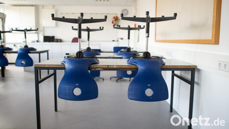 Die Klassenzimmer im Landkreis Tirschenreuth bleiben am Mittwoch leer. Wegen des befürchteten Eisregens ist Distanzunterricht angesagt. Symbolbild: Jonas Güttler/dpa