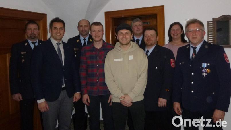 Die Feuerwehr Pullenried wählt ihre Kommandanten neu. Im Bild von links Kreisbrandmeister Peter Killermann, Bürgermeister Rudolf Teplitzky, Kreisbrandrat Christian Demleitner, Kommandant Christian Becher, zweiter Kommandant Marco Pregler, Kreisbrandinspektor Christian Weinfurtner, der bisherige zweite Kommandant Stefan Rupp, Verena Zach von der Stadt Oberviechtach) und der verabschiedete bisherige Kommandant Michael Wolf. Bild: Olaf Niederdräing/exb