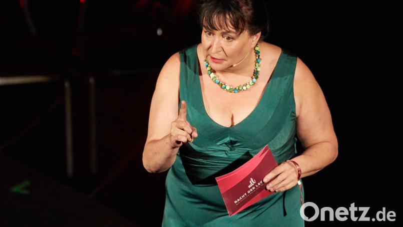 Die Musik-Kabarettistin Lizzy Aumeier auf der Bühne. Bild: Georg Wendt/dpa