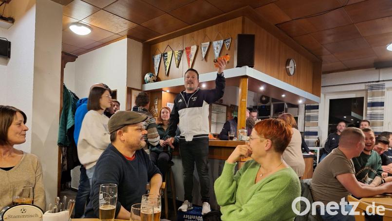 Versteigerer Dominik Lehmeier bringt mit launigen Sprüchen und energischem Auftreten alle Preise an den Mann beziehungsweise die Frau. Bild: degr