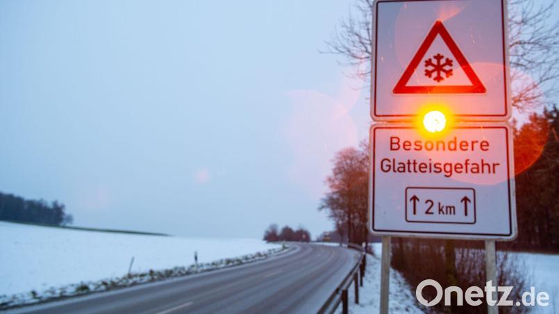 Der Deutsche Wetterdienst hatte am Mittwoch vor Eisregen und einer hohen Glatteisgefahr gewarnt. Die Schulen im Landkreis Tirschenreuth blieben vorsorglich geschlossen. Symbolbild: Stefan Puchner/dpa/Symbolbild