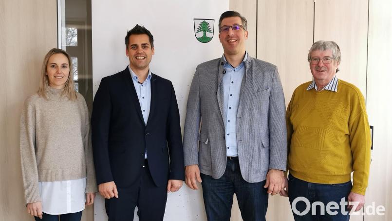 AAndreas Mandl (Zweiter von rechts) ist seit 1. Januar neuer Geschäftsleiter im Rathaus Oberviechtach; Vorgänger Wolfgang Ruhland (rechts) übernimmt bis zum Eintritt in den Ruhestand im April 2025 die Stellvertretung. Bürgermeister Rudolf Teplitzky und Sekretärin Magdalena Schmidt gratulieren. Bild: Portner
