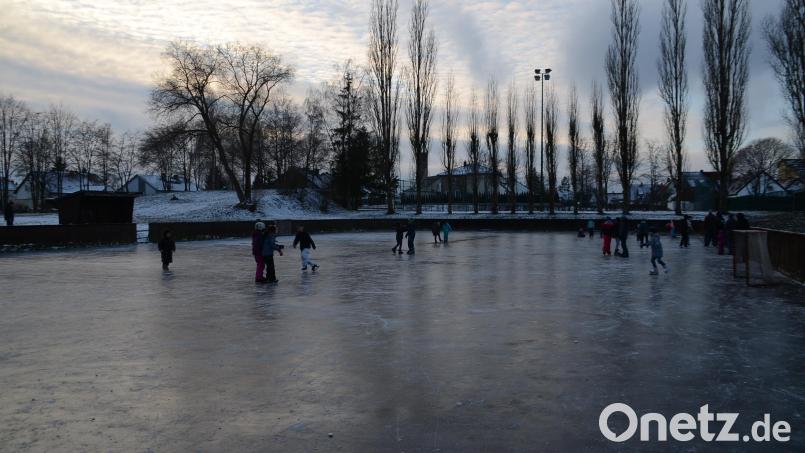 Die Eisbahn in Speichersdorf ist zwar schon etwas in die Jahre gekommen, sie erfüllt aber immer noch ihren Zweck. Bild: ak
