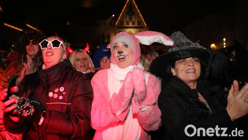 So feiert die Oberpfalz Weiberfasching: Die Amberger Hexennacht soll heuer am 8. Februar den Marktplatz in einen närrischen Hexenkessel verwandeln. Archivbild: Wolfgang Steinbacher