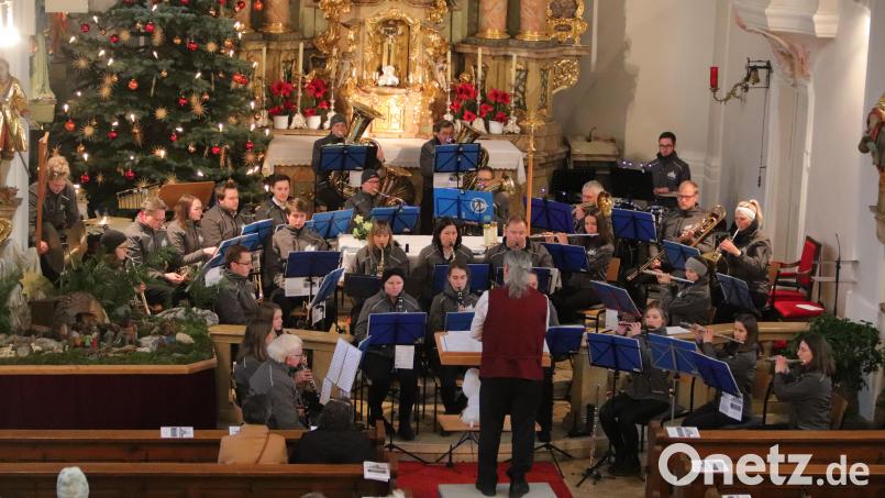 Konzentriert gehen die 32 Musiker unter der Leitung von Gerhard Böller und Angelika Schöpf das Konzert in der Pfarrkirche in Ursulapoppenricht an. Bild: swo