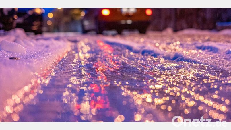Der Deutsche Wetterdienst (DWD) meldet für weite Teilen Bayerns gefrierenden Regen und Glatteis. Bild: Armin Weigel/dpa/Symbolbild
