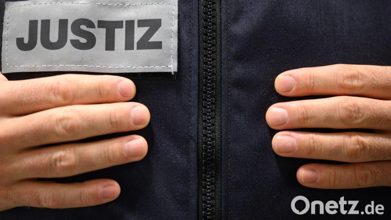 Ein Justizbeamter steht in einem Gerichtssaal. Symbolbild: Sebastian Gollnow/dpa