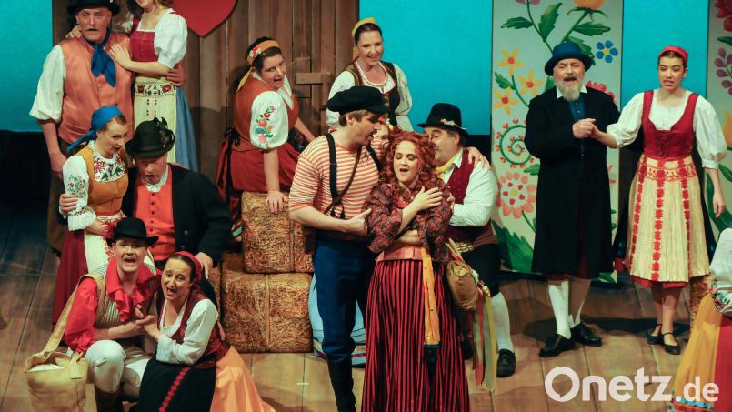 Das Ensemble des Freien Landestheaters Bayern überzeugte das Amberger Publikum mit seiner Inszenierung der komischen Oper &quot;Die verkaufte Braut&quot; von Bedřich Smetana. Bild: Stephan Huber