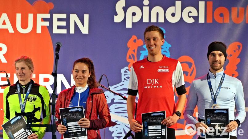Die Schnelllsten beim Spindellauf: Bei den Herren siegte Swen Arnold (Zweiter von rechts) von der DJK Weiden vor Niklas Konietzko. Bei den Damen gewann Carina Prey (links, TSV Detag Wernberg) vor Anja Beck. Bild: Arnold