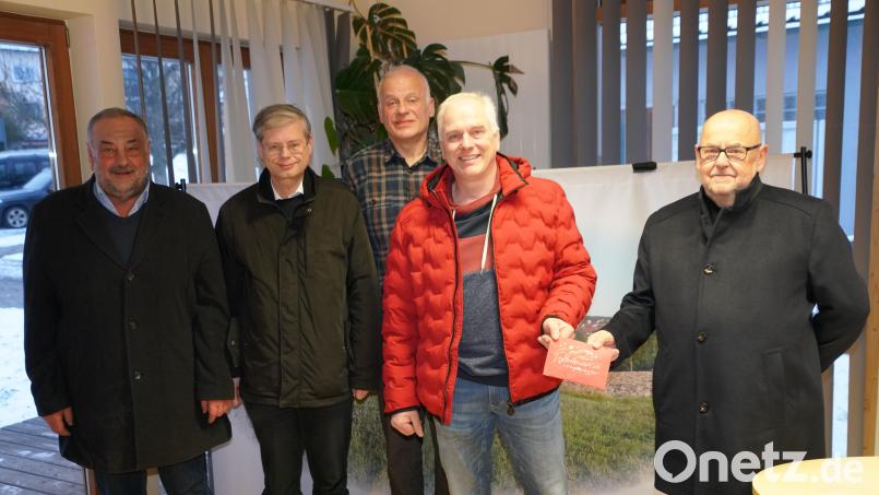 Schreinermeister Alois Bäumler (Zweiter von rechts) spendet 2000 Euro an Vereinsgemeinschaft und Pfarrei. Bild: fvo
