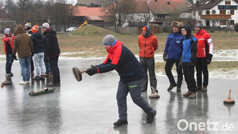 Konzentriert agierten die Teilnehmer beim Eisstockschießen in Falkenberg. Bild: wro