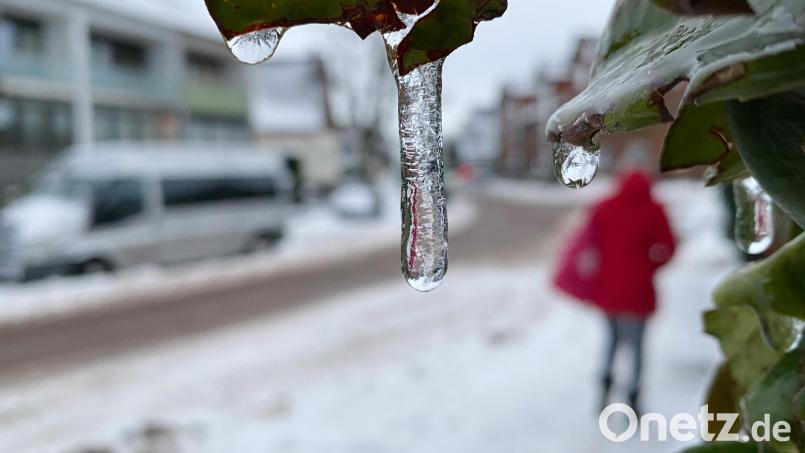 Der Deutsche Wetterdienst (DWD) warnt davor, dass beim Übergang von Schnee in Regen verbreitet mit Glatteis gerechnet werden muss. Symbolbild: Julian Stratenschulte/dpa