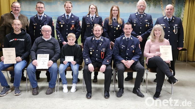 Freude über Ehrungen, Beförderungen und reibungslose Neuwahlen bei (stehend von links) Bürgermeister Alfred Stier, Philipp Sertl, Florian Sölch, Jasmin Jung, Anke Sladky, Christian Zeitler, Florian Schwamberger, (sitzend von links) Holger Wolfrum, Josef Bäuml, Janik Schüßler, Tobias Schwamberger, Stefan Kulzer und Beatrix Heldwein. Bild: Feuerwehr Thanhausen/exb