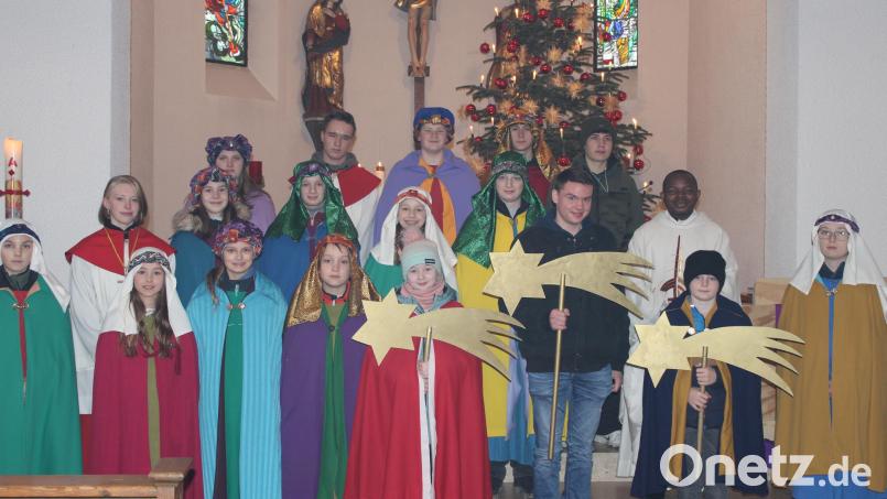 Die Sternsinger der Expositurgemeinde Steinmühle zusammen mit Pfarrvikar Luke Eze. Bild: Rosemarie Ernst/exb