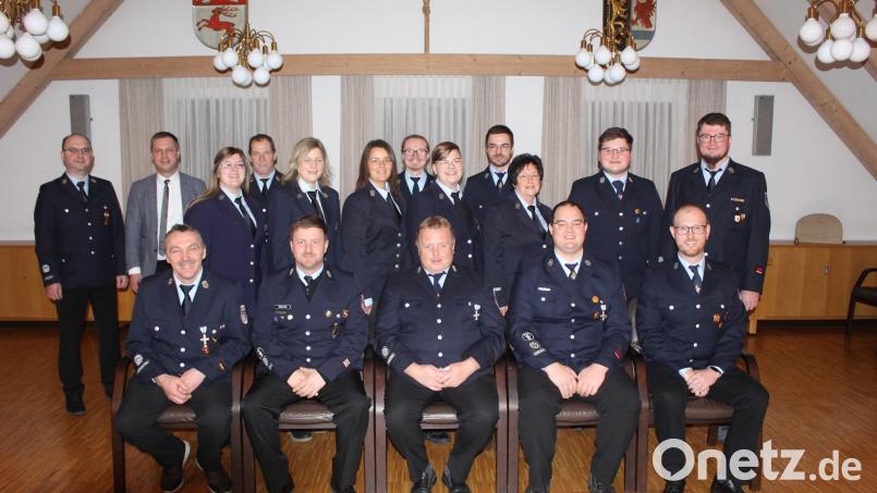 Der neue Vorstand der Feuerwehr Ebnath (vorne, von links) Kommandant Gerhard Horn, stellvertretender Kommandant Daniel Köstler, Ehrenvorsitzender Thomas Pelzer, stellvertretender Vorsitzender Florian Pöllath und neuer Vorsitzender Benjamin Markhof sowie (hinten, von links) Kreisbrandmeister Michael Knott, Bürgermeister Wolfgang Söllner und Kreisbrandmeister Peter Prechtl. Bild: exb/soj