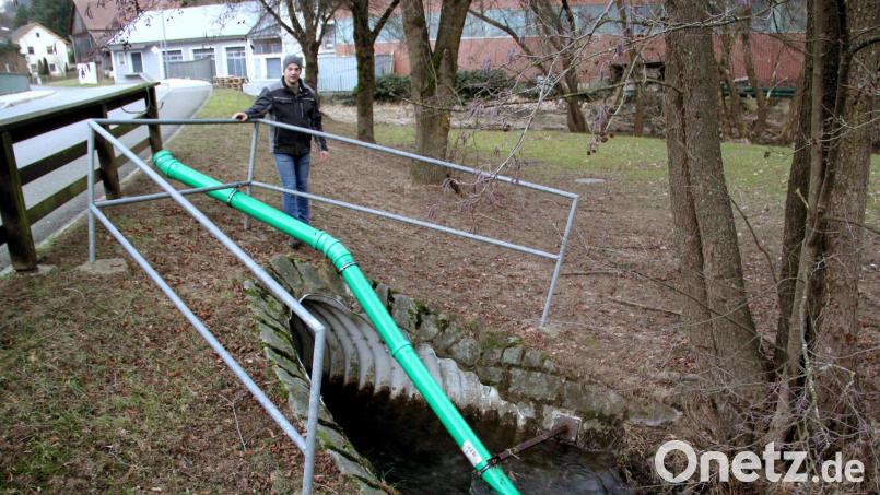 Über diese fest installierten Rohre der neuen Wasserentnahmestelle können in Vakuumgüllefässern sehr schnell große Mengen Wasser aufgenommen und an die Einsatzstelle gebracht werden. Die Idee, die Entnahmestelle an dieser Brücke zu installieren, hatte Thomas Pirzer, der diese auch gleich selbst in die Praxis umsetzte. Bild: boj