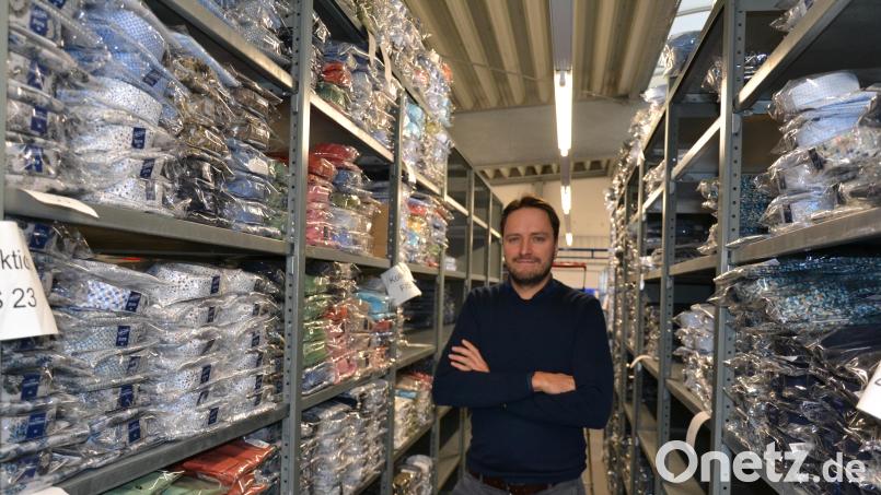 Hatico-Geschäftsführer Joseph Reiter blickt positiv in die Zukunft. Im Lager in Tirschenreuth liegen über 150.000 Hemden. Bild: rti