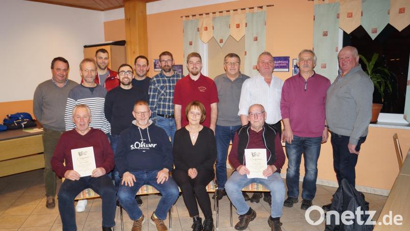 Den neuen Vorstand und die geehrten Mitglieder des Männergesangvereins &quot;Gemütlichkeit&quot; Weihern ziegt dieses Bild. Bild: Schlosser/exb
